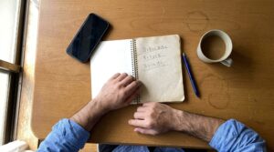 パパ活のメッセージを男性が下書きしている朝のデスク