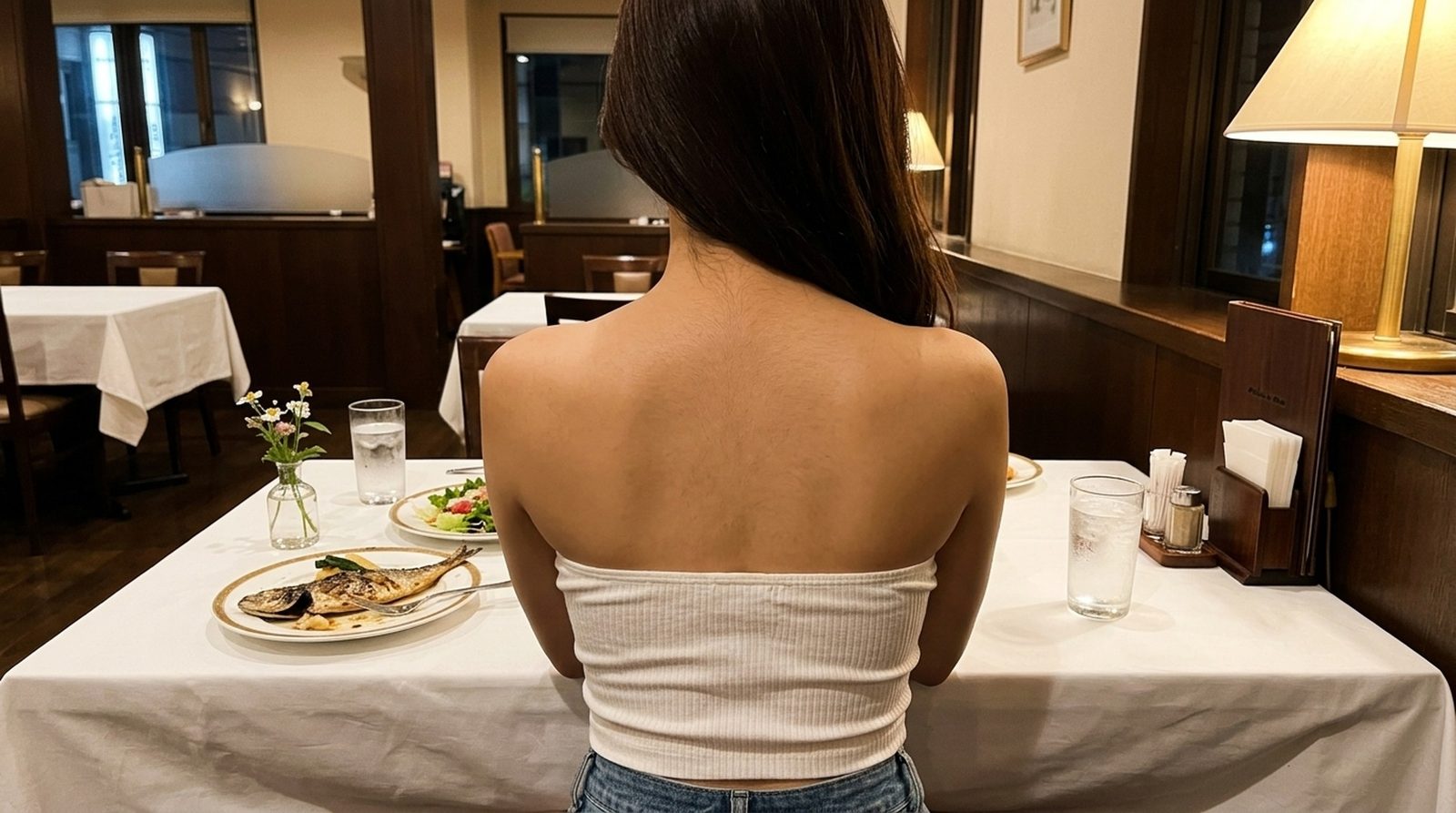 パパ活の顔合わせでレストランに座る女性の後ろ姿