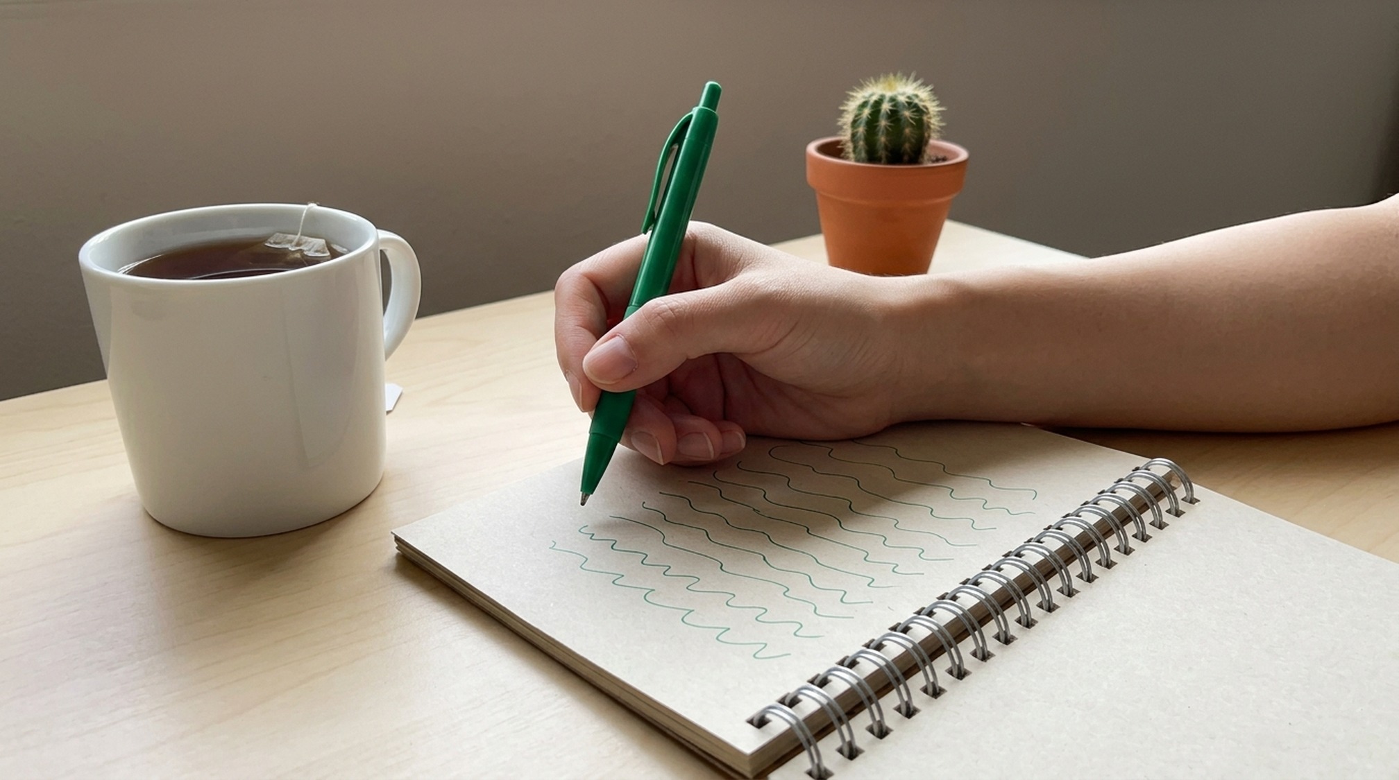 MITSUMITSUの良い評判をノートに書き出す手元