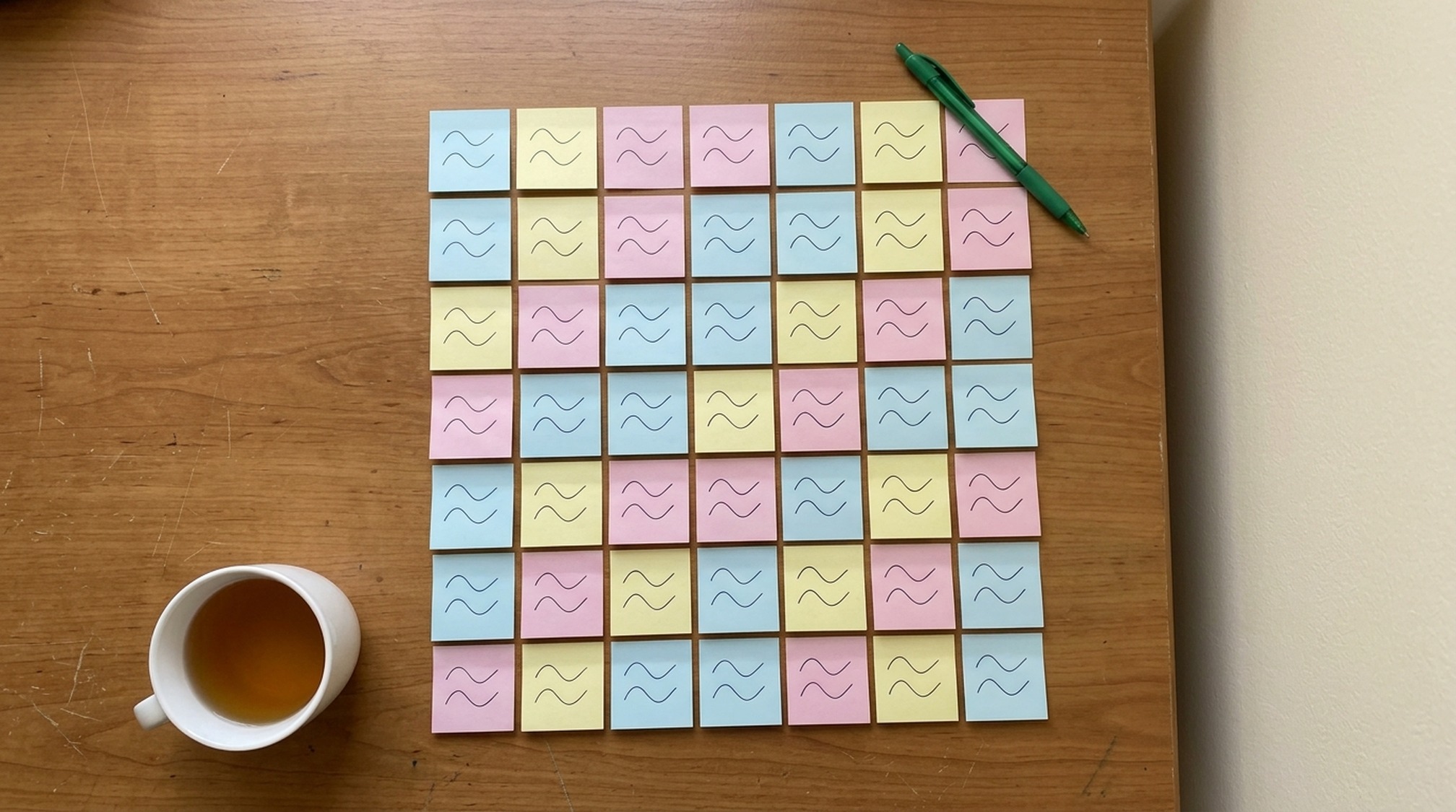 MITSUMITSUと他8社の評判を付箋で並べた机