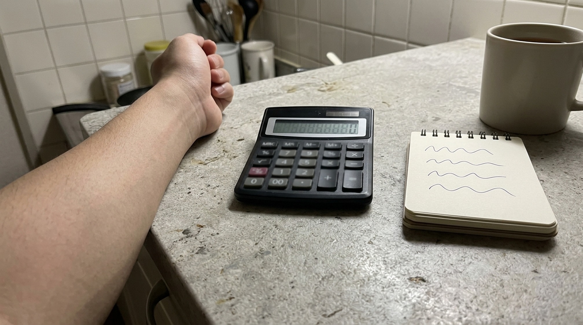 パパ活アプリの男性料金を12ヶ月ぶん電卓で割り戻して比べている手元