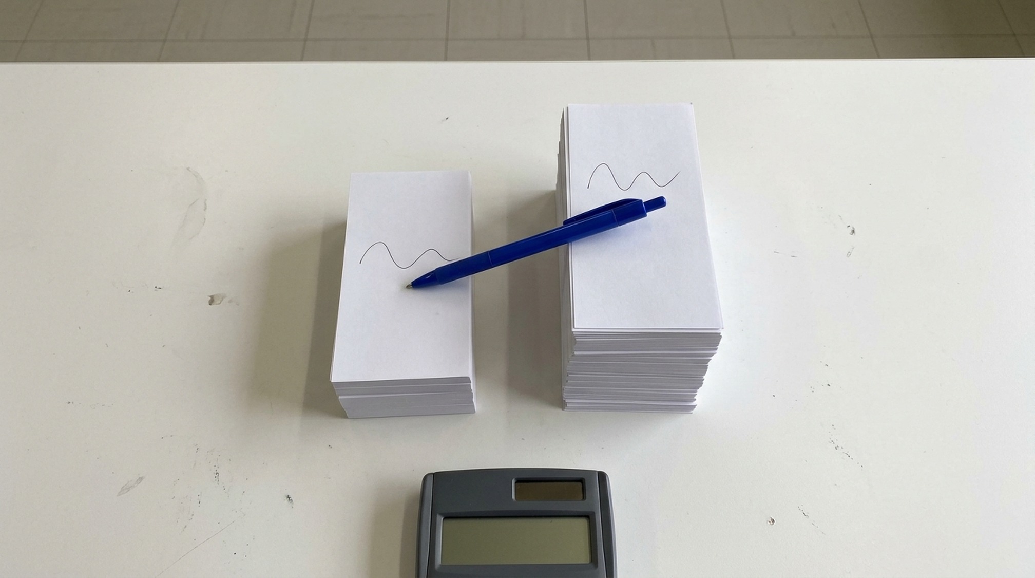男性料金の高いパパ活アプリと安いアプリの違いを紙に書き出したところ