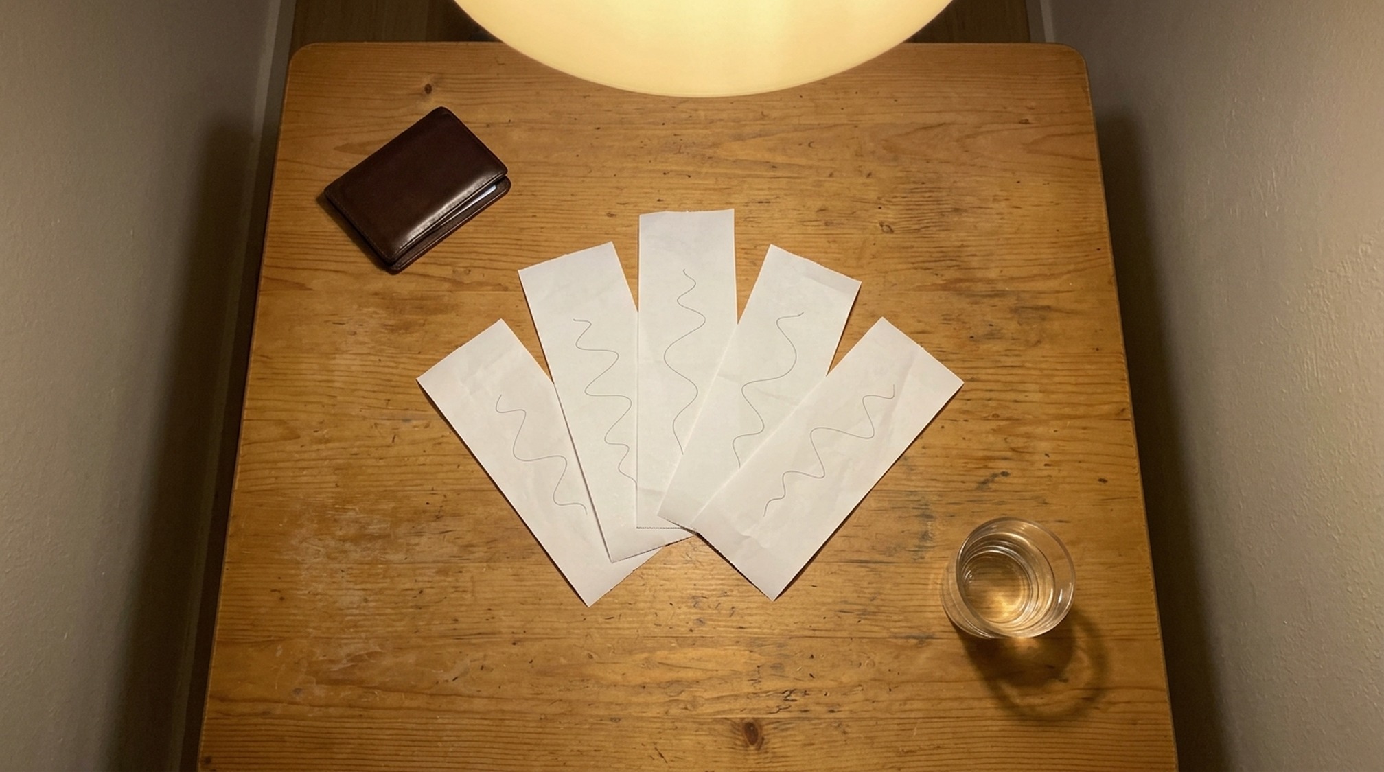 パパ活アプリの男性料金のほかにかかった飲食代のレシートを並べた机