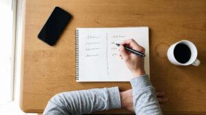 ラブアンとシュガーダディの比較の結論をノートに書き出した机