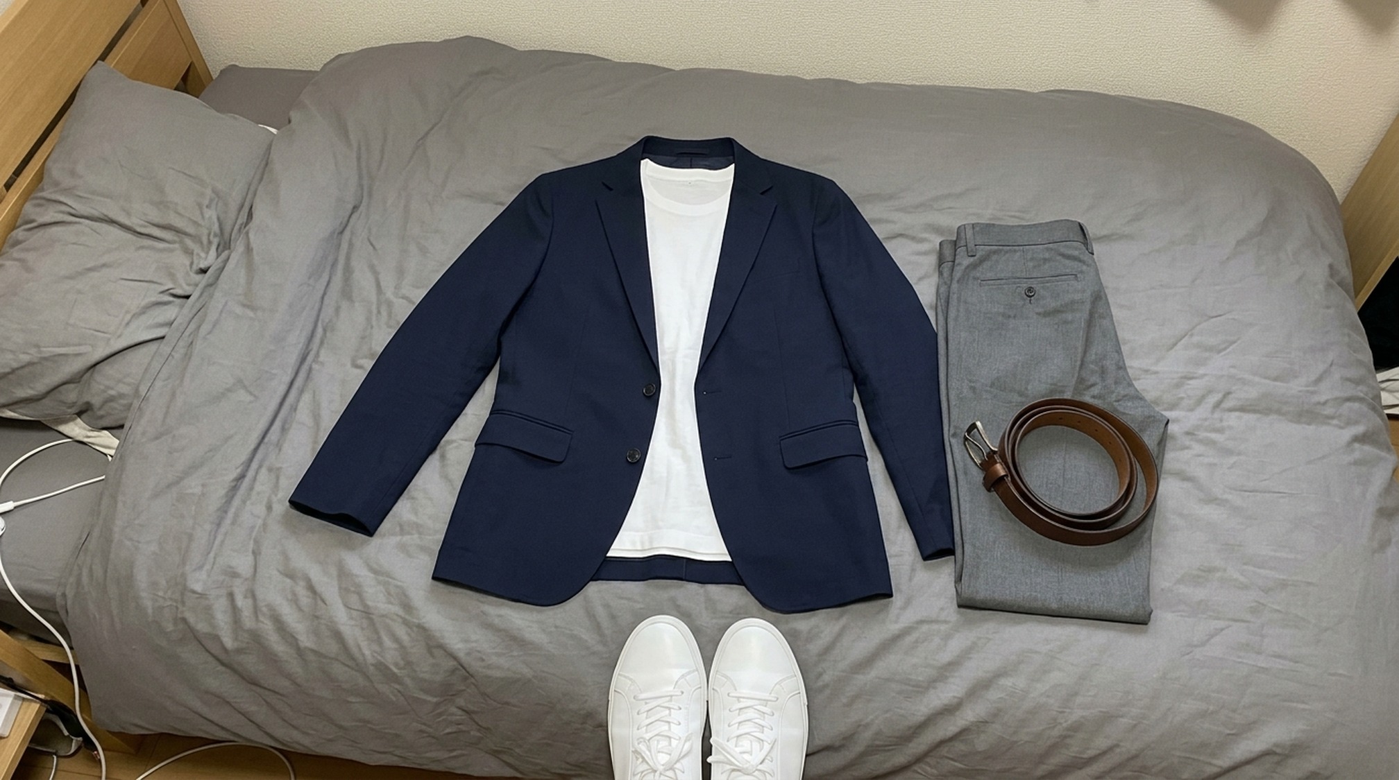 男性のパパ活の服装の基本形を並べたジャケットと無地インナー