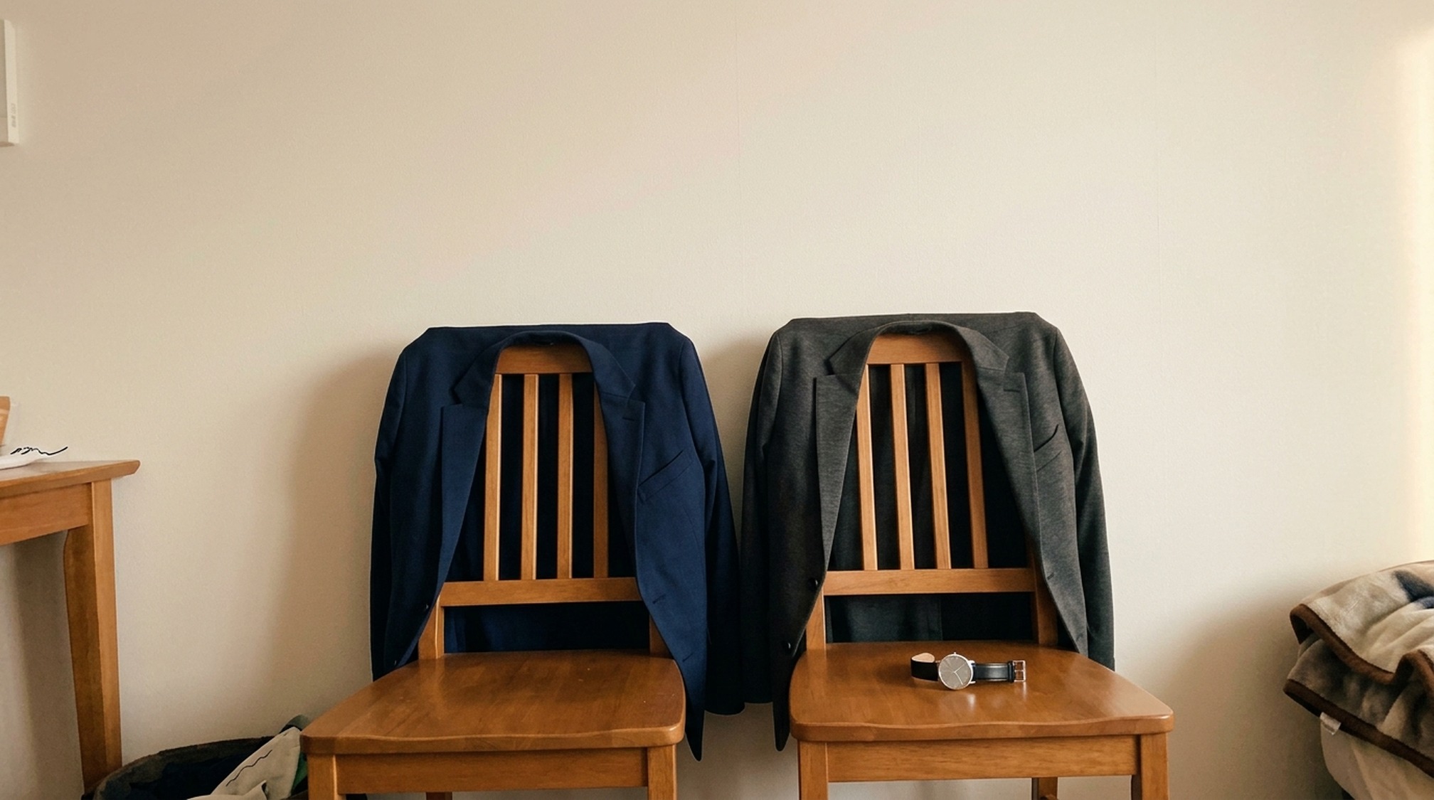 年代別のパパ活の服装として椅子にかけた紺とグレーのジャケット