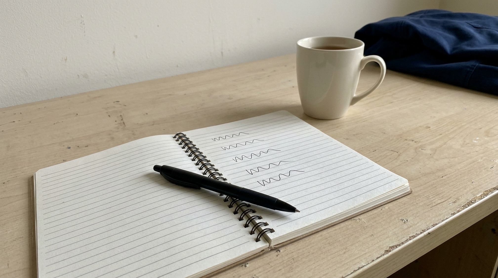 パパ活の男性の服装の疑問を書き出したノートとお茶