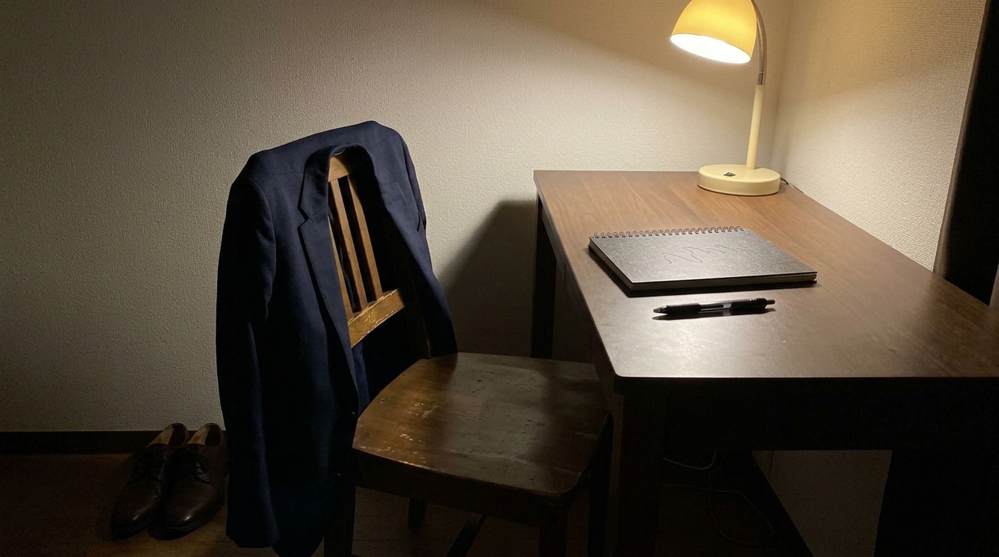 パパ活の服装の準備を前日に終えた夜の椅子とジャケット