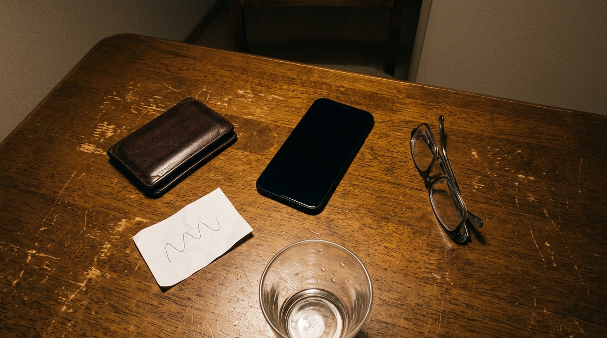 パパ活の2回目で気をつける安全面を書き出した夜の机