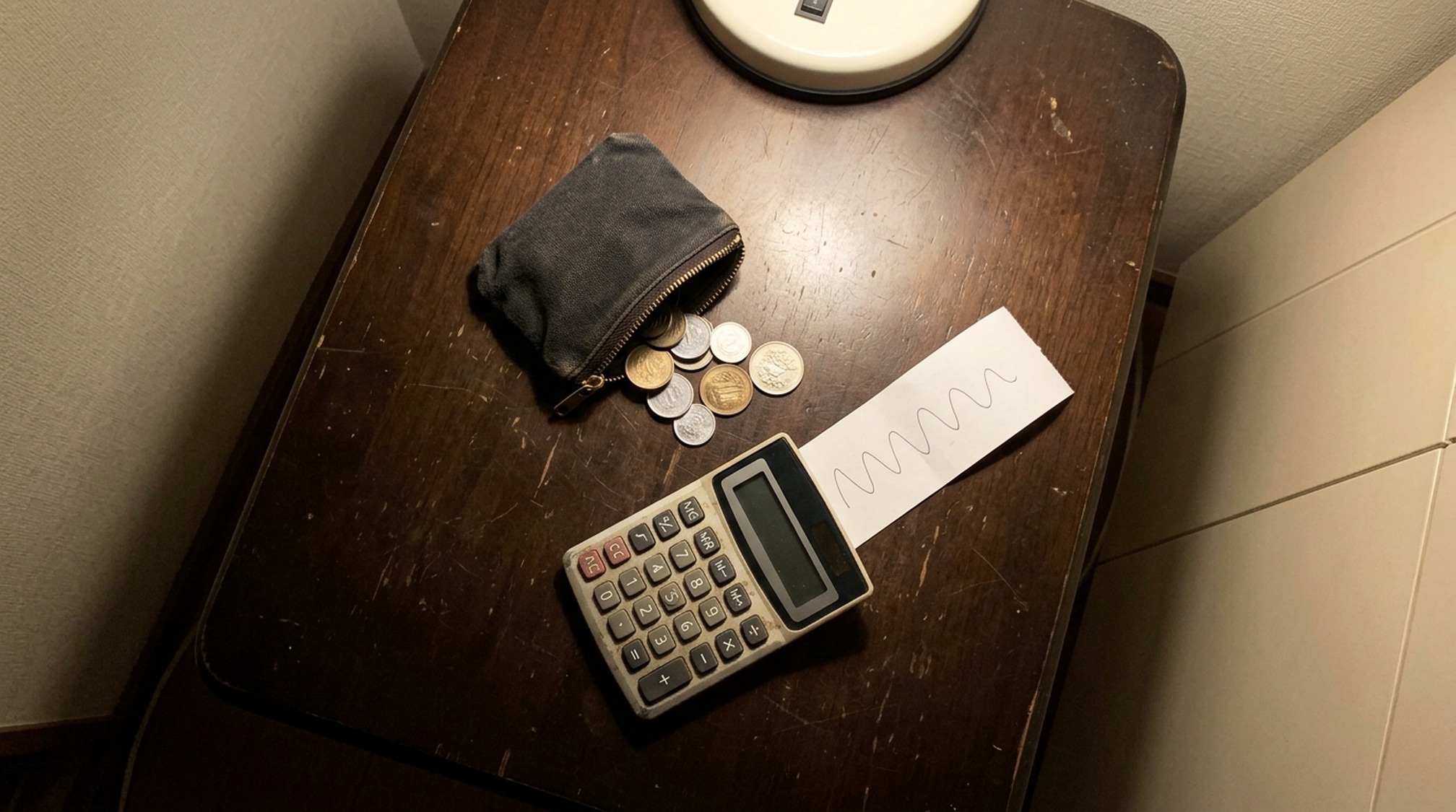 パパ活アプリの料金で30代男性が払える線を電卓で確かめる夜の机